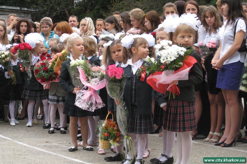 Книга «Харків – місто, яке пережило війну» - подарунок депутатів міської ради Харківській гімназії №6