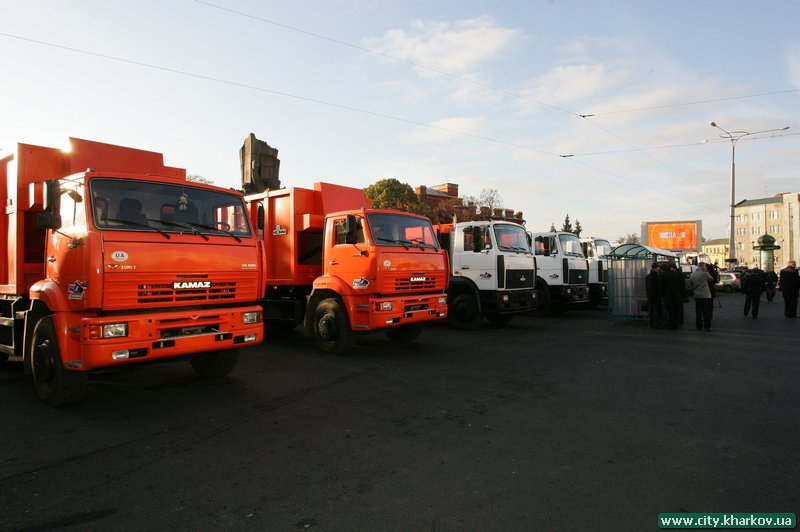 Автопарк спецтехніки з вивозу ТПВ поповнився 12 автомобілями