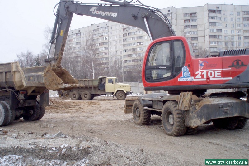 На станції "Олексіївська" почали укладати підлогу