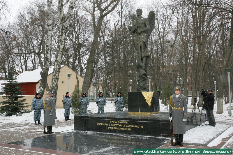 Михайло Добкін вшановує міліціонерів
