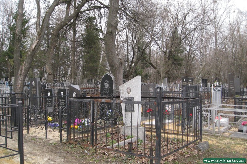 Цього року прибирання та благоустрій кладовищ міста велися краще і оперативніше 