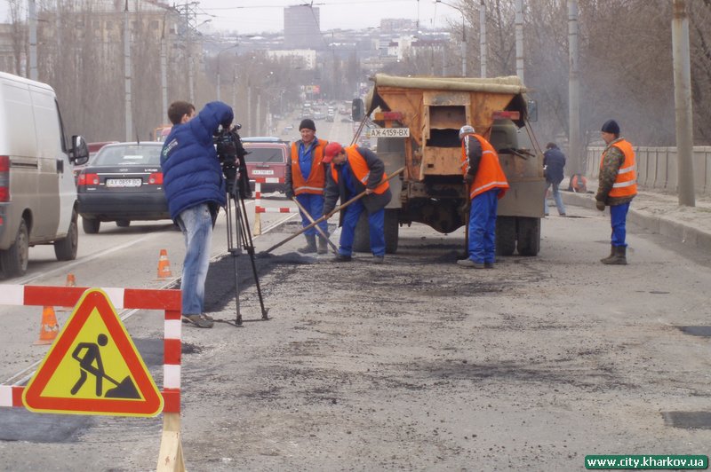 На міських вулицях іде поточний ремонт доріг