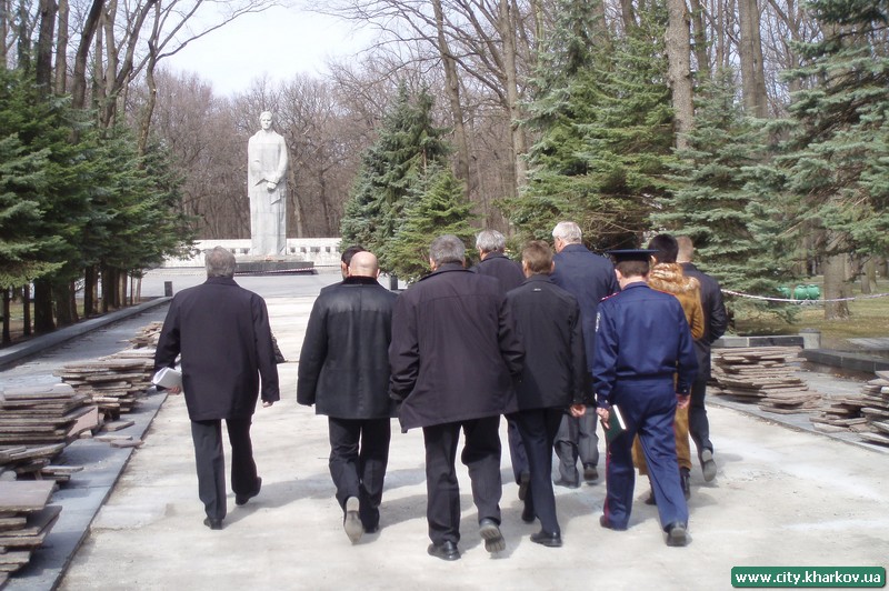 Комісія міської влади на Меморіалі
