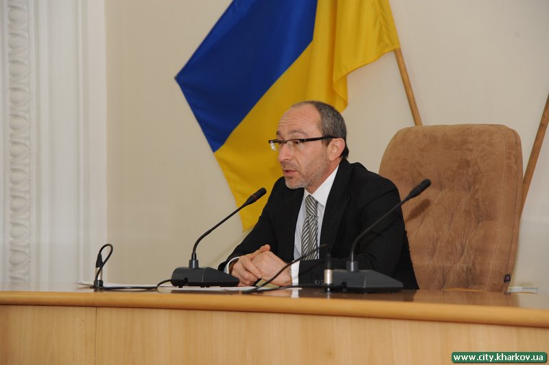Випускникам-сиротам вручили «путівки в життя» 