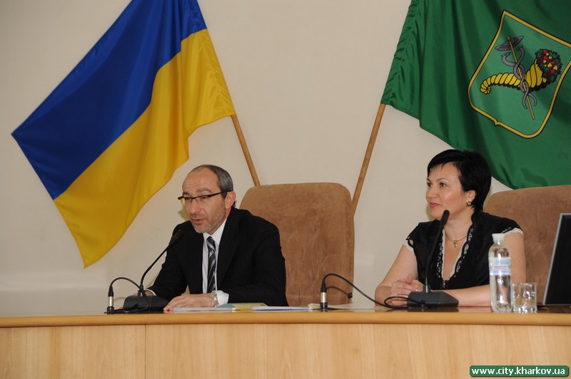 Місто прагне підвищувати авторитет вчителя. Геннадій Кернес - 1