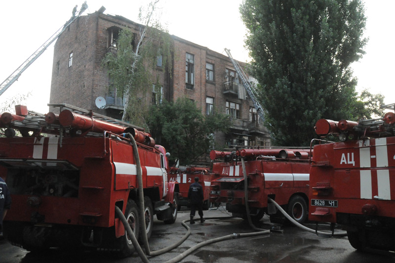 9 мешканців дома, який постраждав під час пожежі, відселено в гуртожиток на Салтівці. Роман Нехорошков