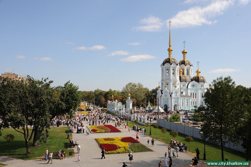 На реконструйованій Олександрівській площі освятили пам'ятник небесному покровителю Харкова