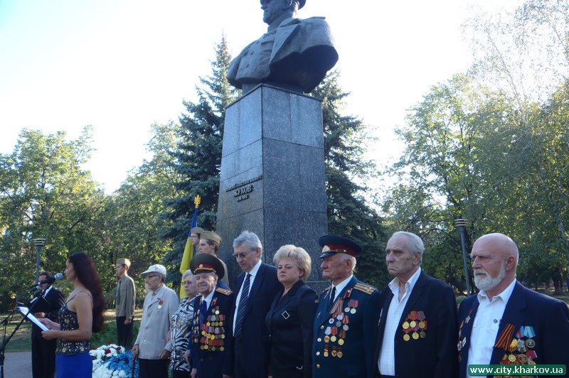 Сьогодні біля пам'ятника Г.К. Жукову відбулися урочисті заходи на честь Дня міста і Дня державного прапора