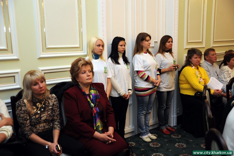       Геннадію Кернесу вручили «золоту медаль» від Центру реабілітації інвалідів дитинства «Промінь»