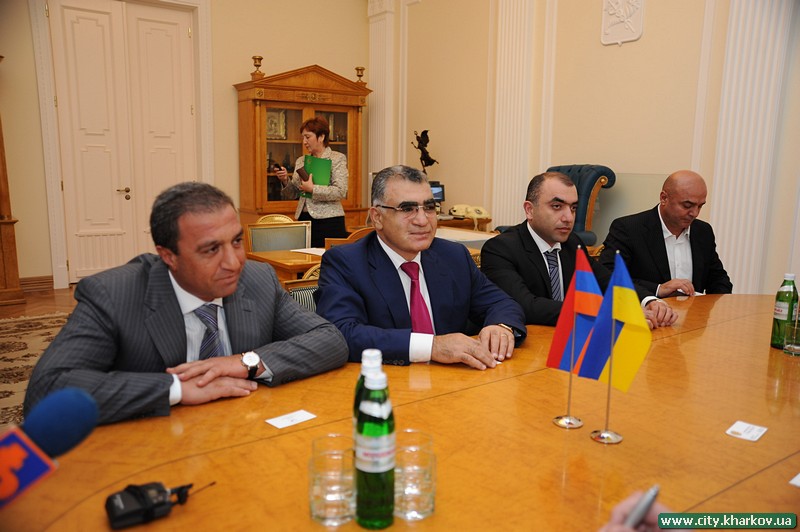 Вірю, що у Харкова з'явиться місто-побратим у Вірменії. Геннадій Кернес