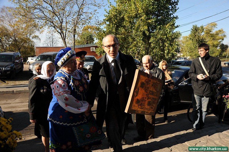 Геннадій Кернес сьогодні подарував планшет з іконами Пресвятої Богородиці Свято- Покровському храму Української православної церкви
