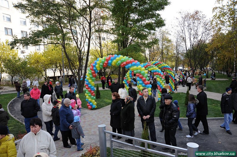 На вул. Іллінській відкрився реконструйований сквер