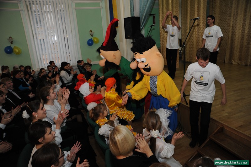 Талісмани Євро-2012 презентували в гімназії для дітей з вадами зору