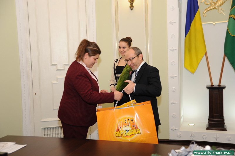 Геннадій Кернес привітав дітей та батьків з багатодітних сімей з Днем Святого Миколая