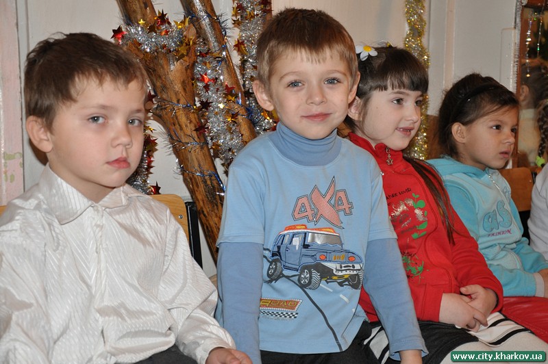 Школярів Жовтневого району привітали з наступаючим Новим роком