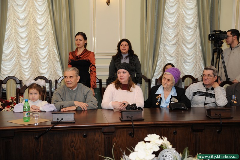 Геннадій Кернес вручив ключі від нових квартир учасникам Великої Вітчизняної війни