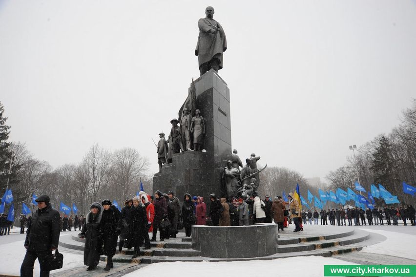 У День Соборності України в Харкові поклали квіти до пам’ятника Шевченку та монумента Незалежності