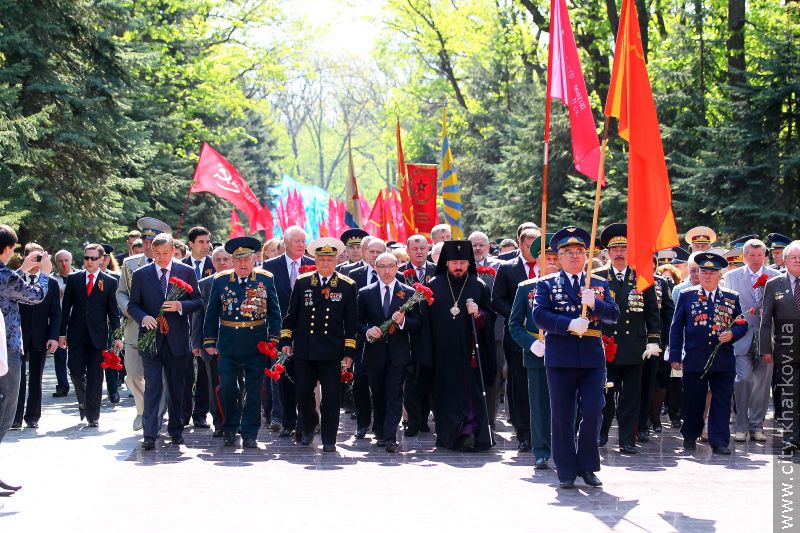 Вшанувати пам'ять загиблих до Меморіалу в Лісопарку прийшли понад 10000 харків'ян 