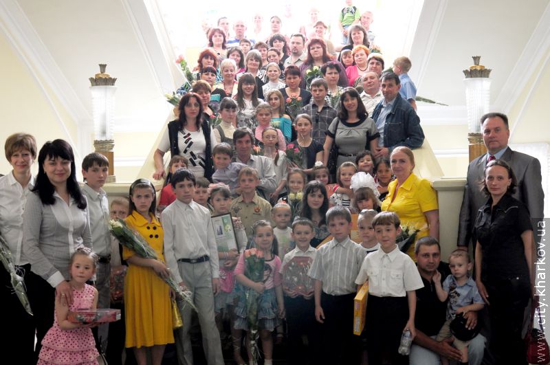 Харківській міськраді пройшла урочиста зустріч з батьками і дітьми з прийомних сімей - 1