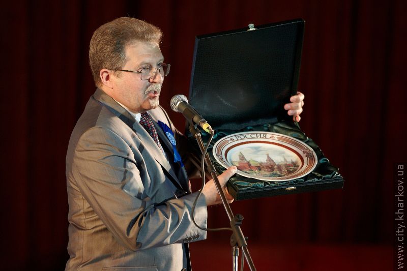 Геннадій Кернес: Випускники Народної української академії ведуть до неї своїх дітей, як у сім'ю