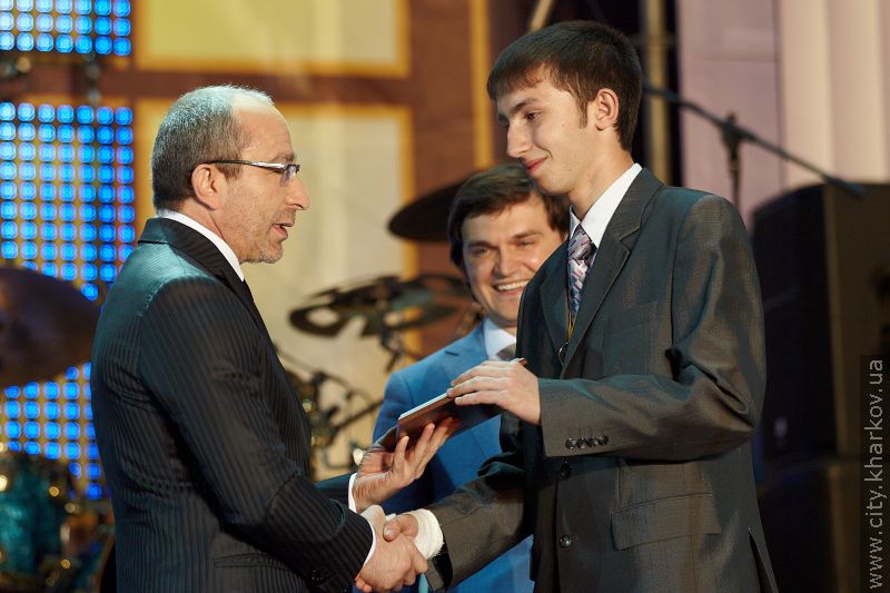 Геннадій Кернес привітав випускників на площі Свободи