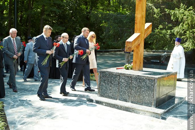 На Меморіалі Слави в Лісопарку Геннадій Кернес ушанував пам'ять загиблих за Вітчизну