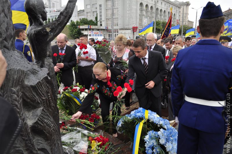 Сьогодні відбулося урочисте покладання квітів на честь 15-ї річниці Конституції України 