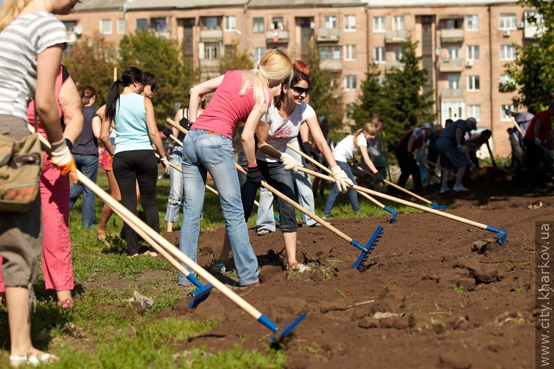 В упорядкованих скверах міста встановлять дитячі майданчики