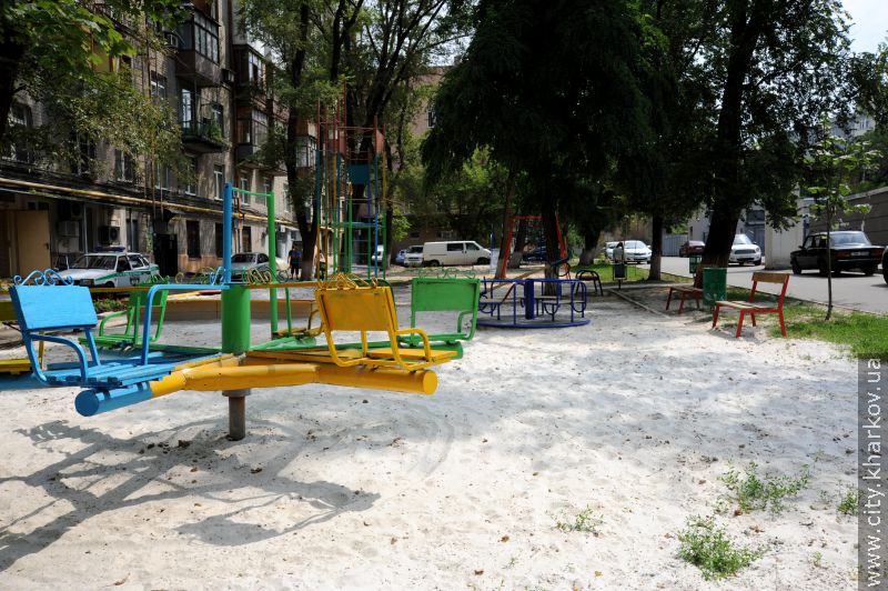 6 тисяч квітів висаджено в одному з харківських дворів