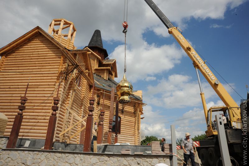 Сьогодні освятили бані і дзвони храму в Саржиному Яру