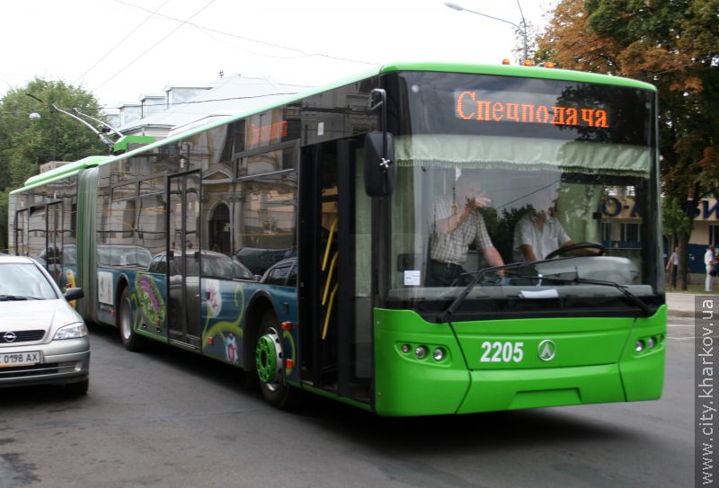 У Харкові вийшов на пробний маршрут екскурсійний тролейбус 
