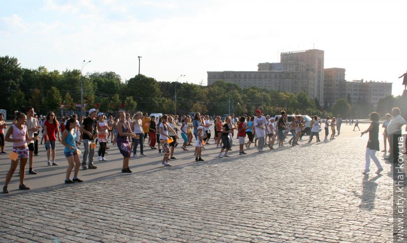 300 волонтерів відрепетирували флешмоб