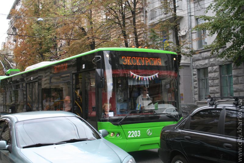 У День міста для ветеранів провели тролейбусну екскурсію