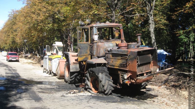 У парку Горького спалили два трактори