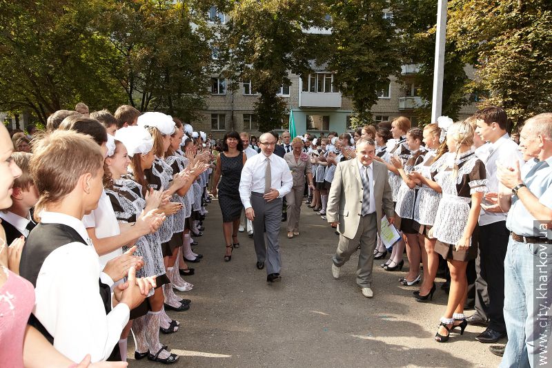 Геннадій Кернес привітав з Днем знань учнів школи №62