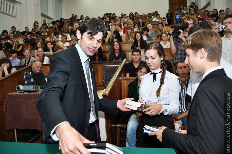 Львівська делегація подарувала книжки Харківській гімназії №6