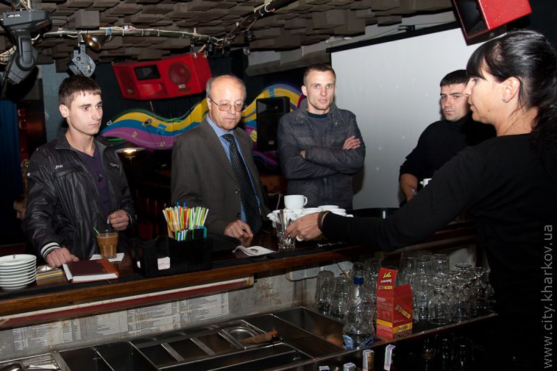 Австрійський експерт тренує харківських барменів до ЄВРО-2012