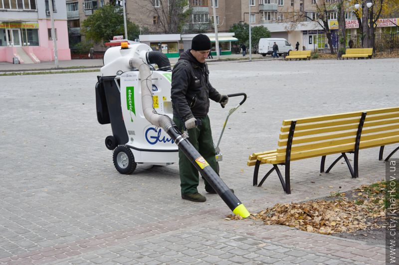 Нова прибиральна техніка працює на вулицях міста
