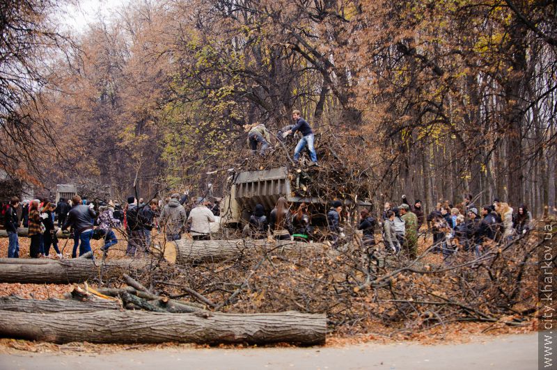 500 студентів з п'яти харківських ВНЗ прибирають парк Горького