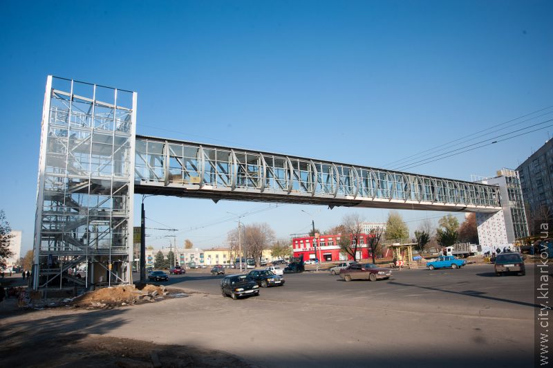 Надземний перехід на проспекті Гагаріна відкриють наприкінці листопада