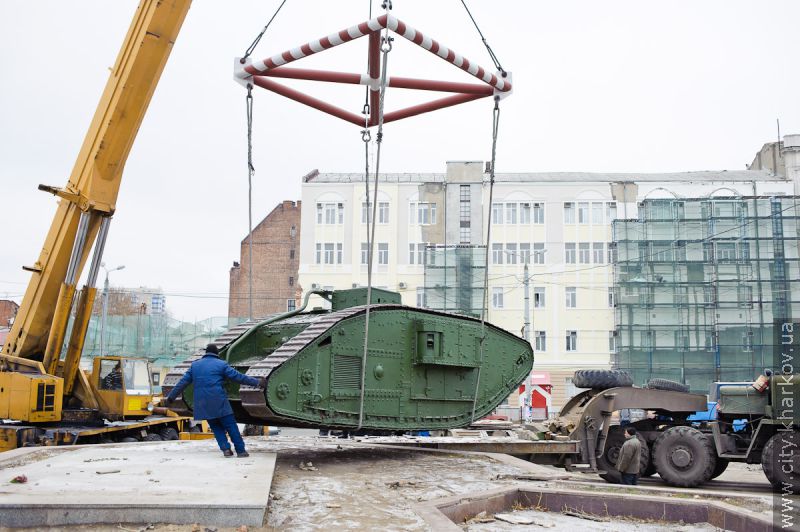 Танк Врангеля і Т-34 з площі Конституції виїхали на реставрацію