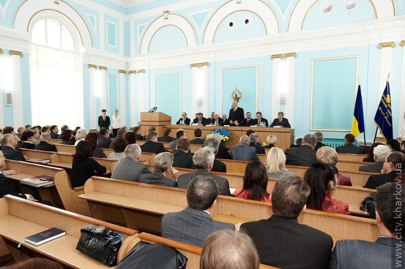 Геннадій Кернес нагородив викладачів юракадемії