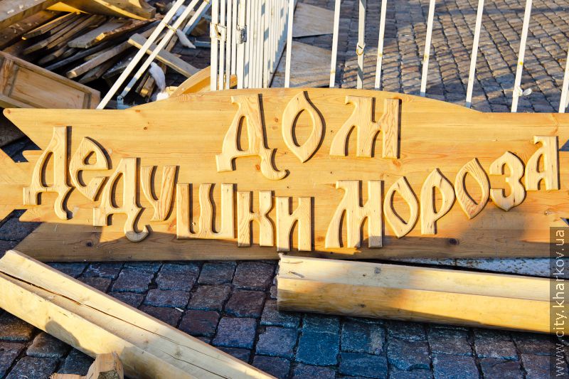 На площі Свободи почали монтаж новорічних декорацій