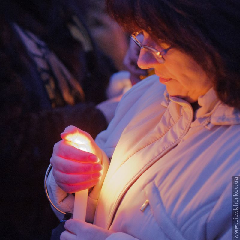 У пам'ять жертв голодоморів в Харкові пройшла акція «Запали свічку»