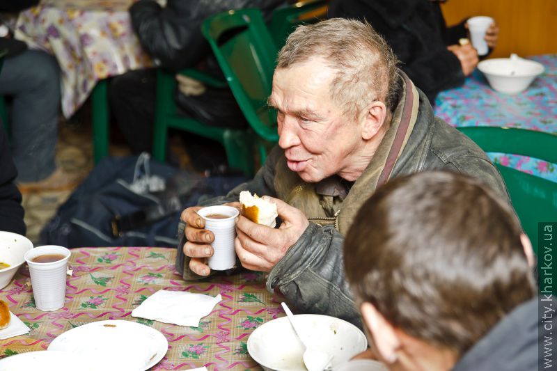 У їдальні для безпритульних щодня харчуються близько 100 чоловік - 4