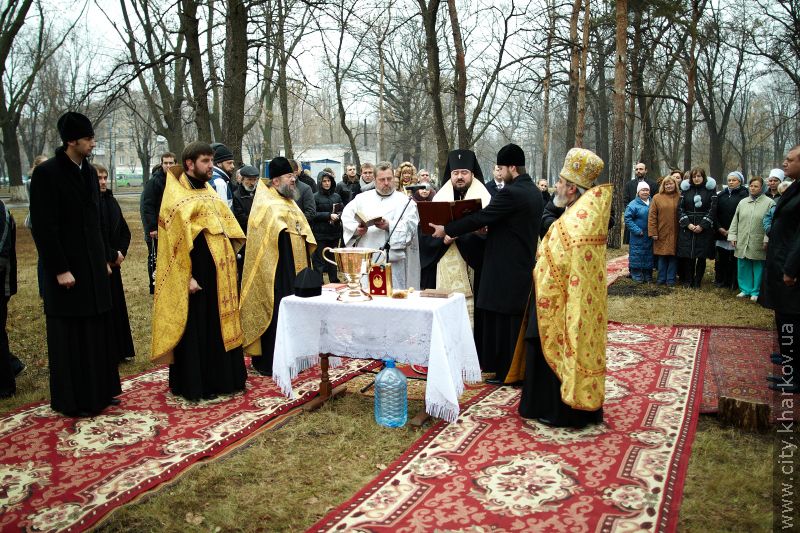 На території 17-ї лікарні освятили місце під храм - 1