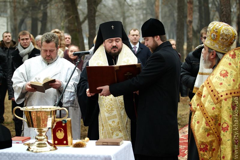 На території 17-ї лікарні освятили місце під храм - 13