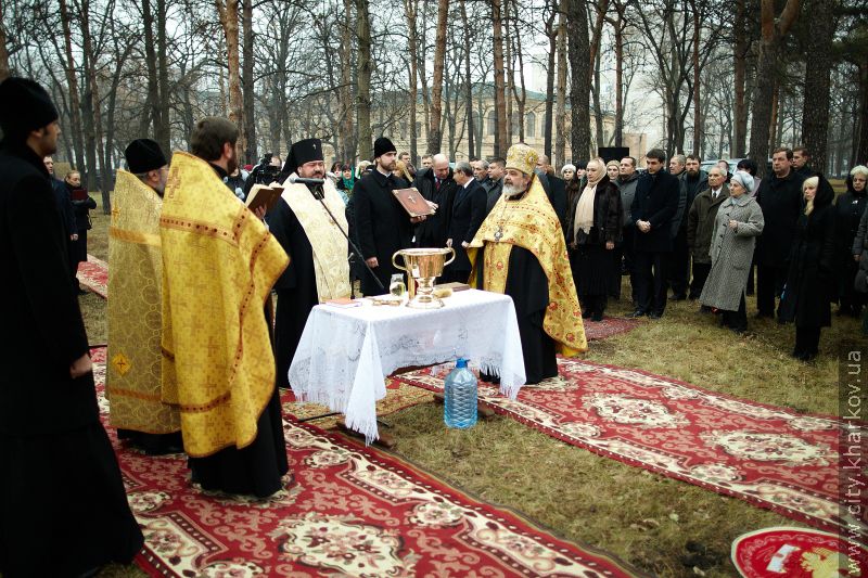 На території 17-ї лікарні освятили місце під храм - 16
