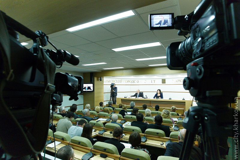 Геннадій Кернес: Міська влада відновлює житловий фонд, не ремонтований десятиліттями - 11