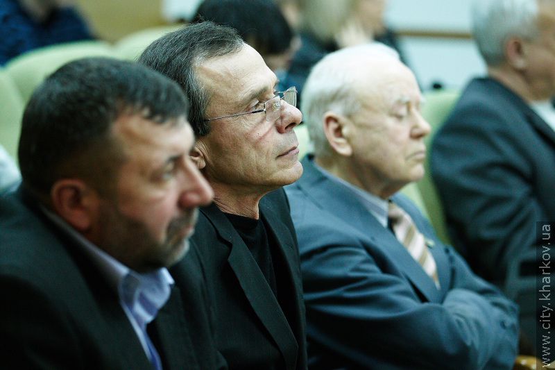 Геннадій Кернес: Міська влада відновлює житловий фонд, не ремонтований десятиліттями - 12